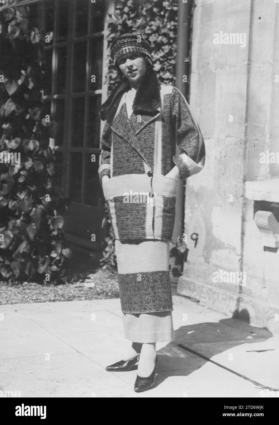 Woman 1920 coat hi-res stock photography and images - Alamy