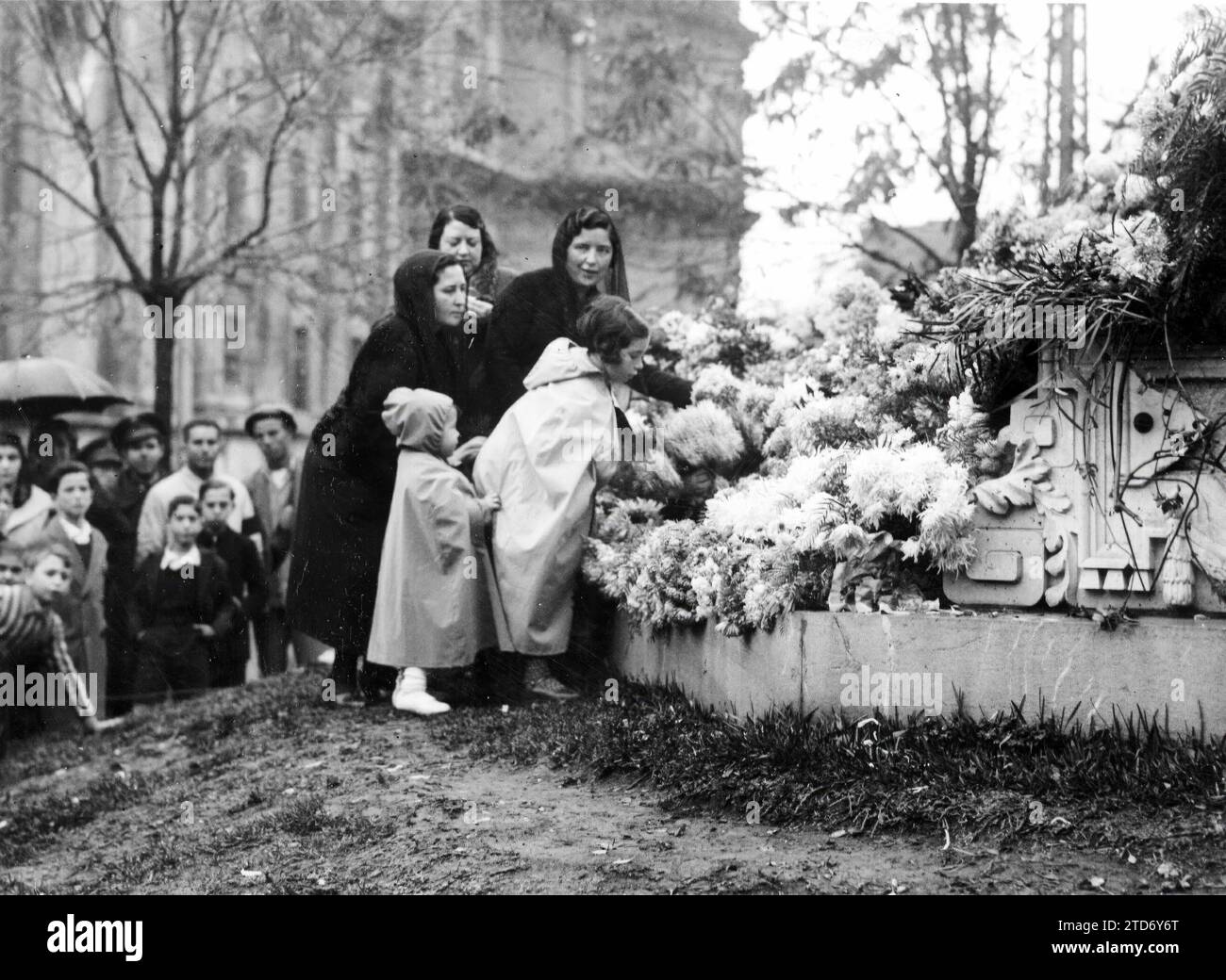 12/07/1934. Time to place flowers at the monument to the Immaculate Conception in the Plaza del Triumph. Credit: Album / Archivo ABC / Serrano Stock Photo