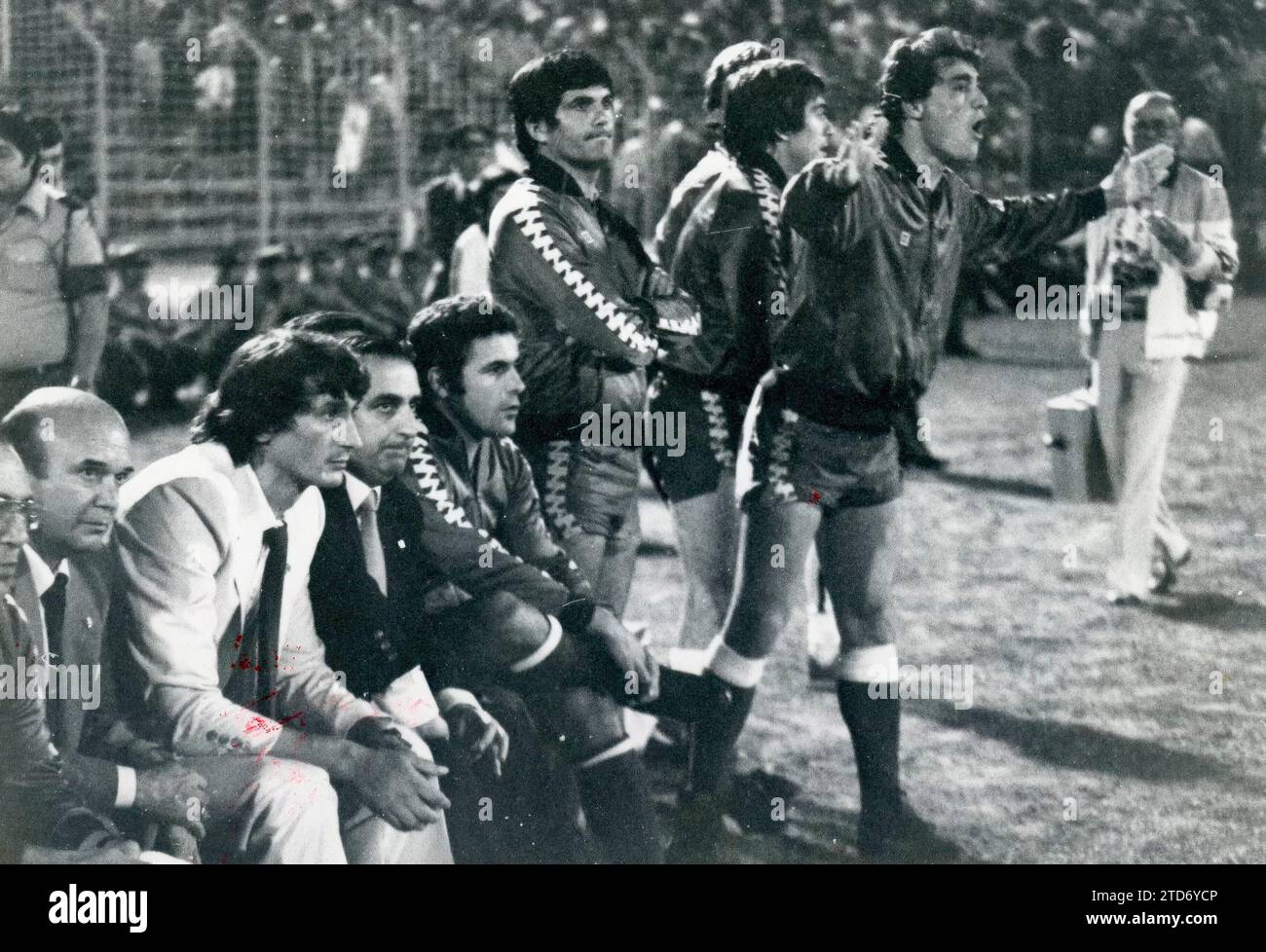Betis bench during the Benfica-Betis match, the first leg corresponding to the first UEFA Cup Qualifier of the 1982-83 season, the 75th anniversary of Verdiblanco's founding. From left to right, sitting, you see Vicente Montiel, Masseuse; Juan Manuel Mauduit, President; Antal Dunai, Coach; Pedro Buenaventura, Technical Secretary, and the player Antonio Benítez. Standing you can see the players Ramón, corner and Cardeñosa. The match ended with a 2-1 victory for Benfica. In the Vuelta, at the Benito Villamarín stadium, the Portuguese won 1-2. (photo Ruesga bonus. Credit: Album / Archivo ABC / Ru Stock Photo