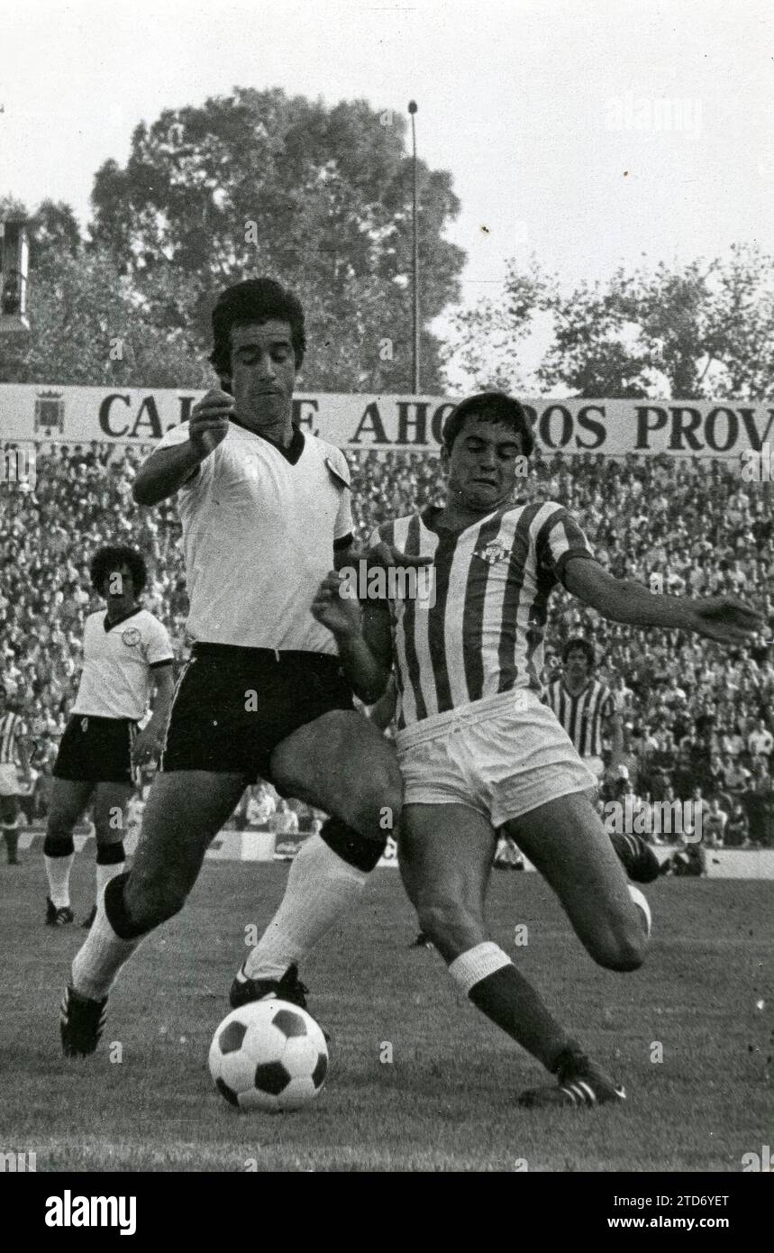 Rafael Gordillo Vázquez. Left-handed winger and one of the Best Betis Players in its entire history. He was born due to family circumstances in Almendralejo (Badajoz), on February 24, 1957, but soon moved to Seville, where he grew up in the San Pablo industrial estate. He was known as The 'Gale of the Polígono' for his attacks on the left wing of the Verdiblanco attack. It debuted in the first division in the 1976-77 season, specifically on January 30, 1977, a Betis-Burgos match that ended with a 2-1 victory for Bética. With Betis he played in the first division for eight seasons, with a total Stock Photo