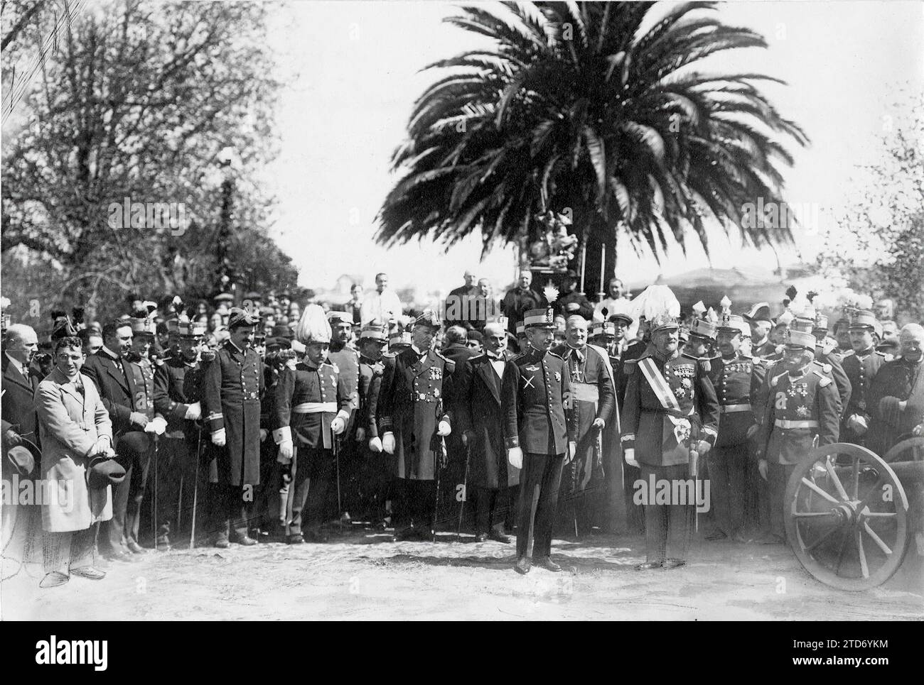 04/01/1922. Vigo. Imposition of a Laureate cross. The lieutenant colonel of Invalides Mr. Manuel Barreiro (X), after being awarded by the military governor the Laureate cross of Saint Ferdinand, with which his heroic behavior in Morocco was awarded. Photo: Jaime Pacheco. Credit: Album / Archivo ABC / Jaime Pacheco Stock Photo