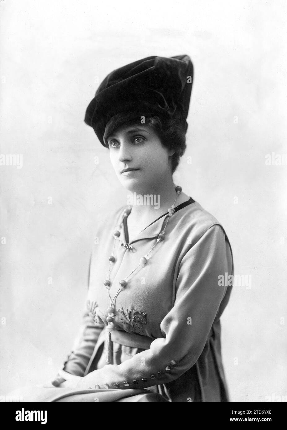 09/30/1917. Mme. Del Raynal with a very simple brown velvet cap. Credit: Album / Archivo ABC / Henri Manuel Stock Photo