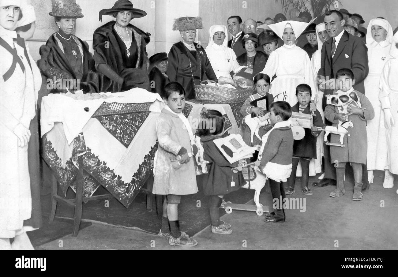 01/08/1922. Madrid. The Royal Family. Their Majesties Queen Victoria (A) and María Cristina (B) and HRH Infanta Isabel (C) at the distribution of toys held on Sunday at the Red Cross hospital. Credit: Album / Archivo ABC / Julio Duque Stock Photo