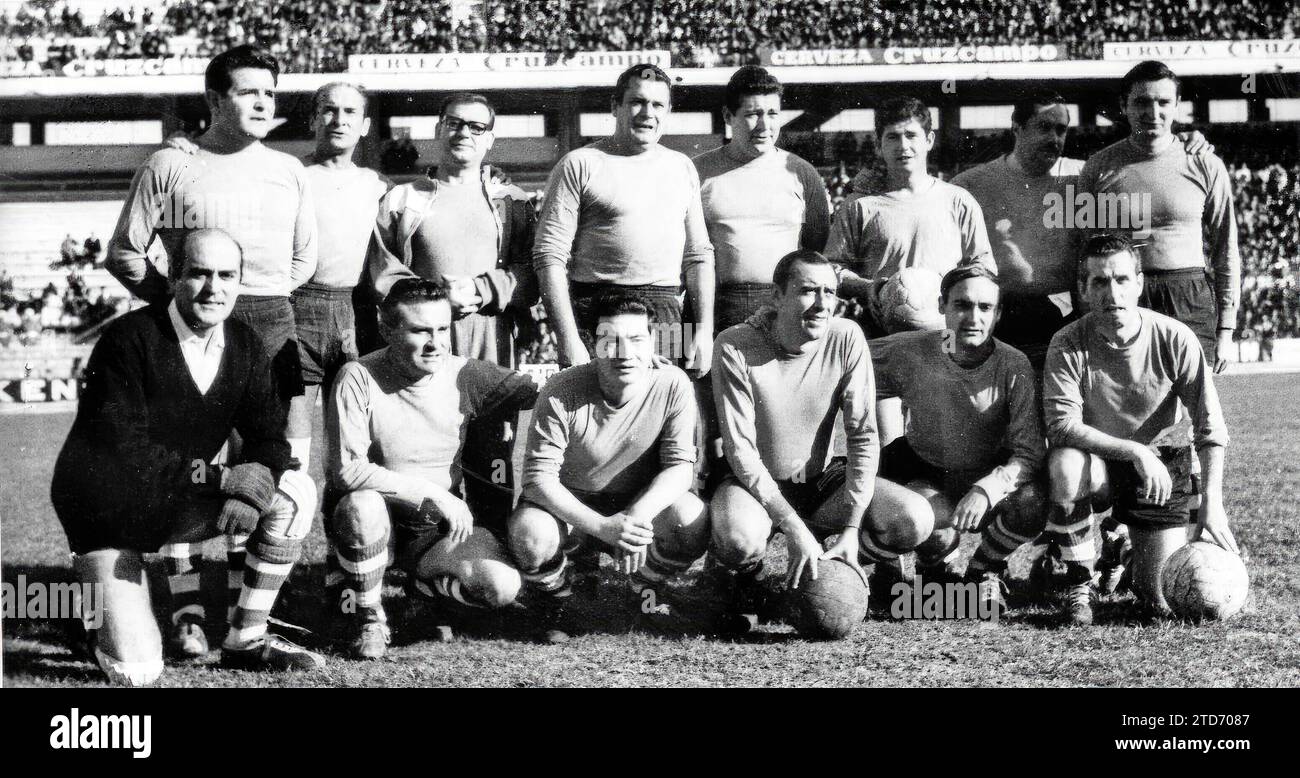 Sevillian Radio team that participated in the benefit match for the Three Kings Parade held on December 8, 1966, at the Ramón Sánchez-Pizjuán stadium. The formation faced one of the Press. The match ended in a draw. That day, a team of Sevilla veterans beat another team from Madrid 3-2. Bobby Deglané took the kick-off. In the image appear, among others, the radio artists Emilio Segura, Vicente Bru, Joaquín Prat, Agustín Embuena, Francisco García Montes 'Juan Tribuna', Manolo Moreno, Miguel Acal, Salustio, Montijano, Cabadas, Roberto Dorado and Humberto Gacio. (Photo Serrano) honor Bobby Deglan Stock Photo