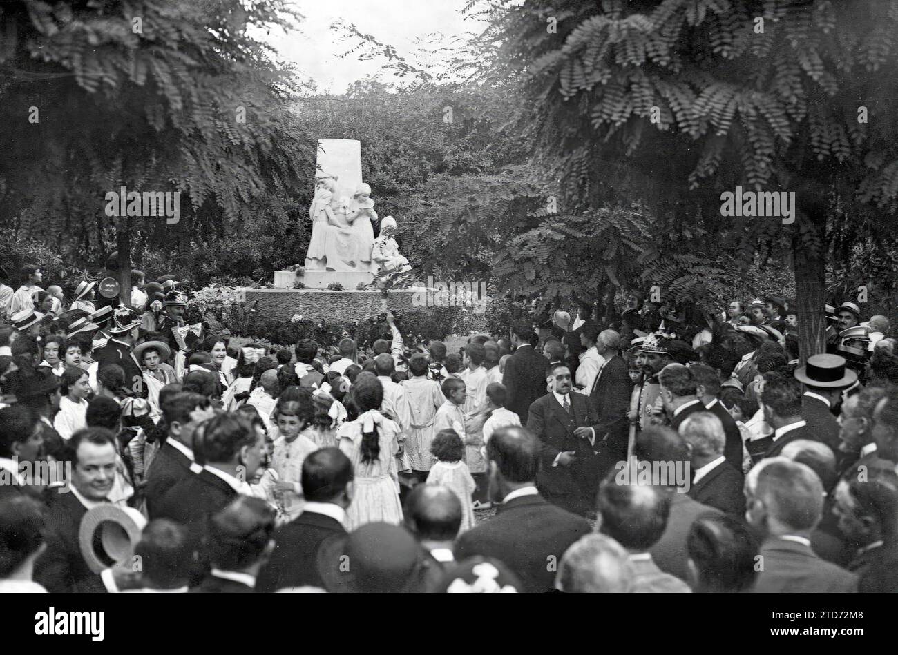 06/30/1916. Tribute to an illustrious sculptor in Barcelona - the Children of the Forest Schools, singing a hymn before the sculpture group of José Llimona 'la Maternidad' donation of the distinguished artist for the school Gardens. Credit: Album / Archivo ABC / Josep Brangulí Stock Photo