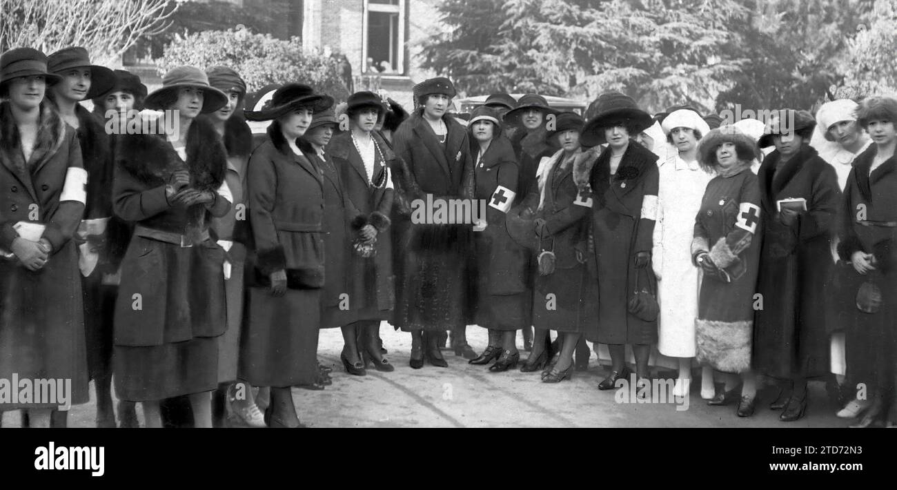 01/01/1922. Madrid. At the hospital of Saint Joseph and Saint Adela. Her Majesty the Queen (X), with the New Ladies Nurses, after the imposition of the Bracers. Credit: Album / Archivo ABC / Julio Duque Stock Photo
