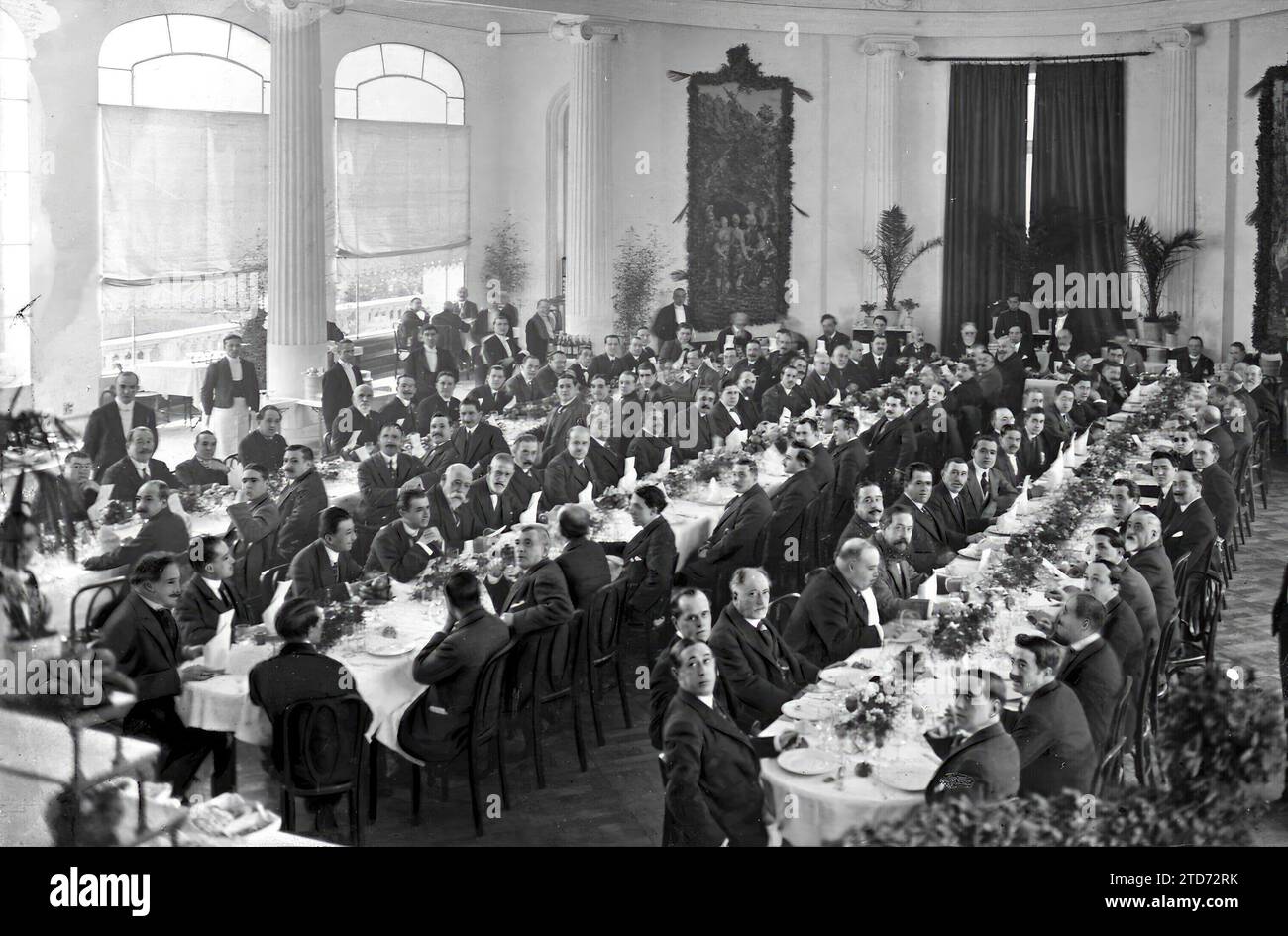 02/28/1917. Tribute to an illustrious writer in Barcelona. Banquet with which the Friends and Admirers of Guimera have Celebrated the success of his work 'Jesús que Torna'. Credit: Album / Archivo ABC / Josep Brangulí Stock Photo
