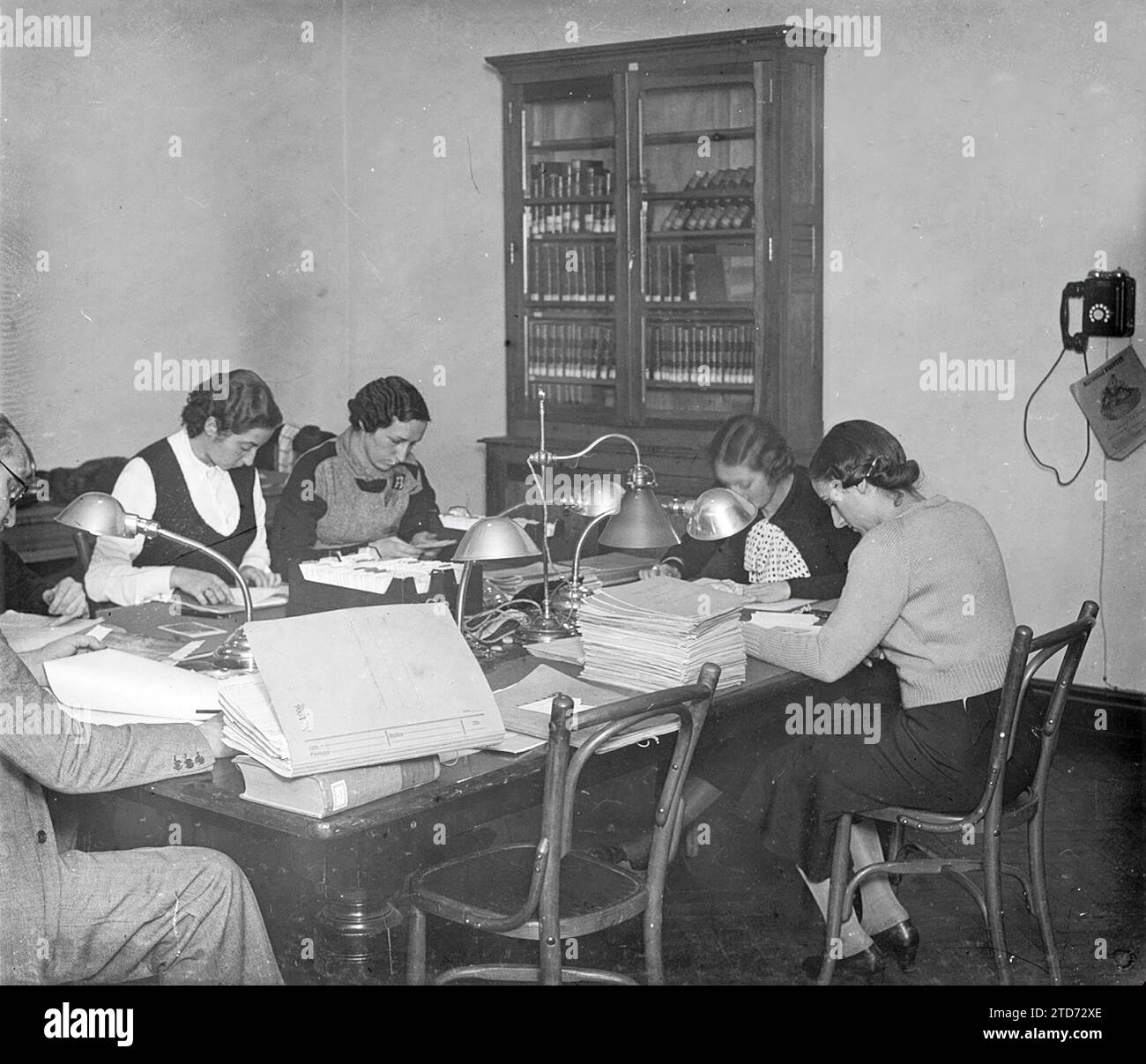 01/01/1930. Readers in the library of the Historical Studies Center (Madrid, 1930s). Credit: Album / Archivo ABC Stock Photo