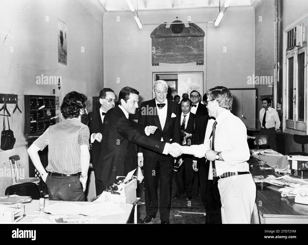 Madrid, 6/18/1980.- Adolfo Suárez in the ABC newsroom, accompanied by Guillermo Luca de Tena. He had attended the Cavia Awards dinner. In the photo he greets the night editor in chief, Ignacio Ramos. Credit: Album / Archivo ABC / Luis Alonso,José García Stock Photo