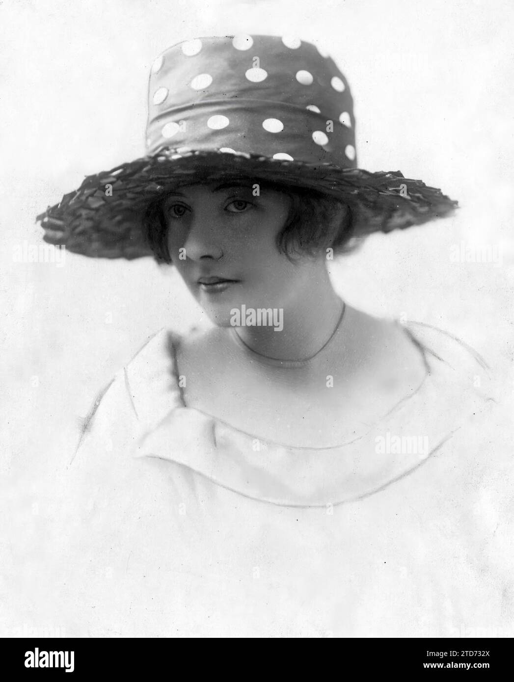 04/30/1918. 'Vieux Bleu' Straw Hat and Navy blue ribbon, with White Polka Dots. Bertholle model. Credit: Album / Archivo ABC / Henri Manuel Stock Photo