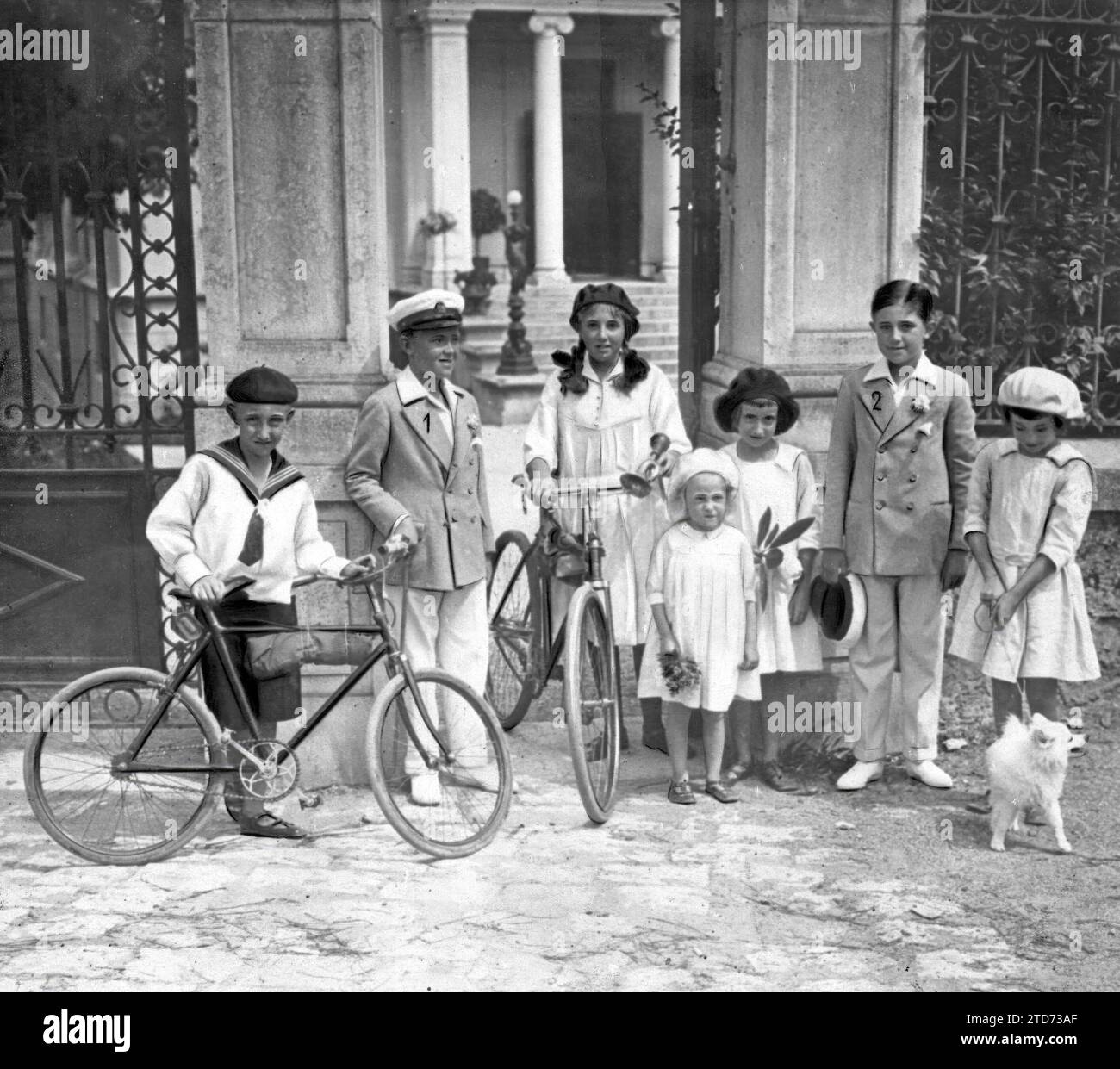 07/31/1918. The Royal family's summer vacation. Ss.Aa. the Prince of Asturias (1) and the Infante Don Jaime (2), with the Children of the Infante Don Carlos, in front of the latter's palace. Credit: Album / Archivo ABC / Ramón Alba Stock Photo