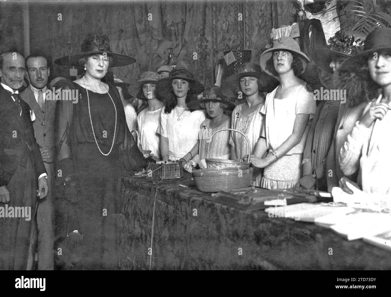06/27/1922. Madrid. At the Red Cross Raffle. HM Queen Victoria (1) Buying Ballots for her August Daughters, the Infantitas Doña Beatriz (2) and Doña Cristina (3) at the inaugural party held yesterday. Credit: Album / Archivo ABC / Larregla Stock Photo