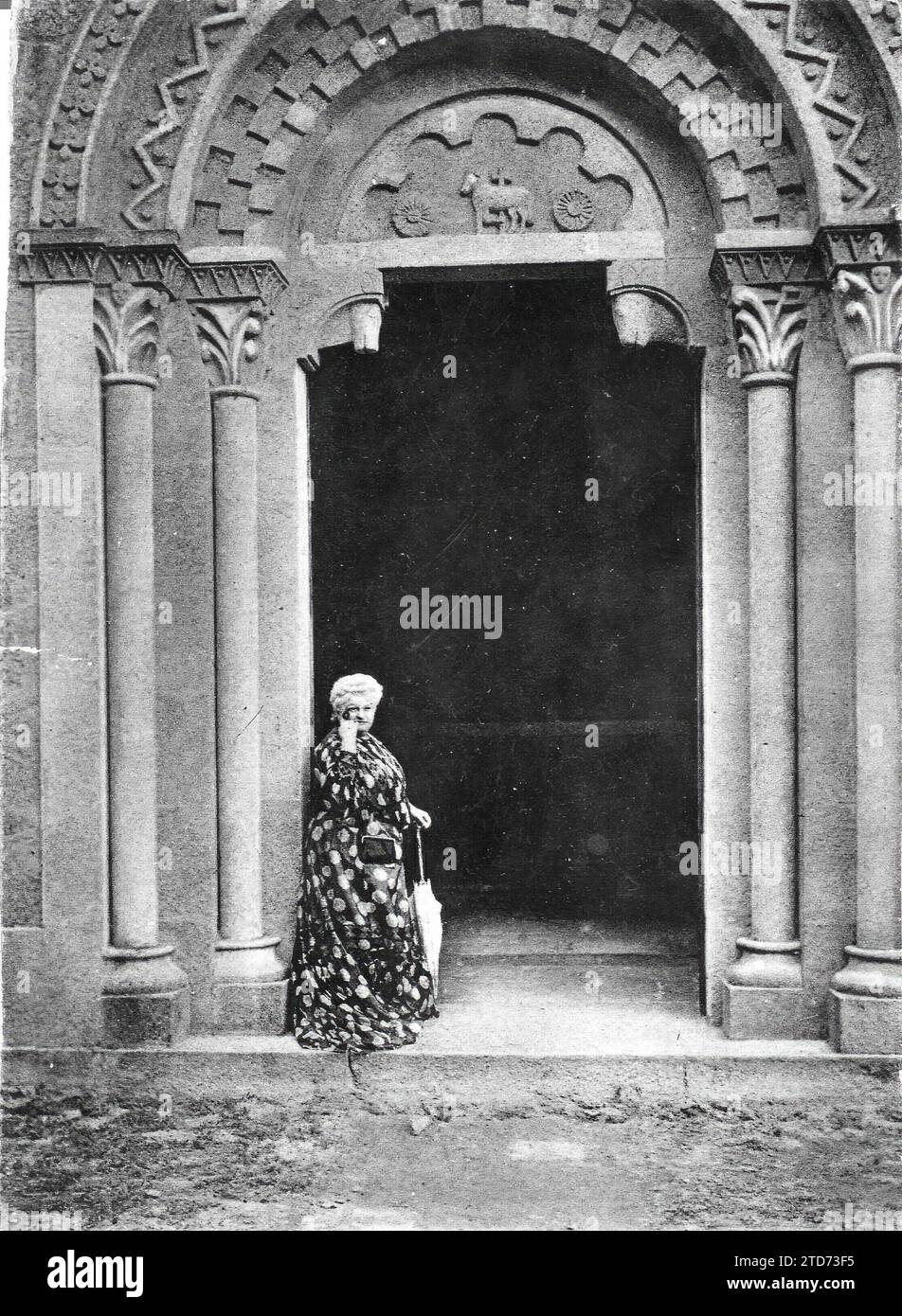Sada (La Coruña), 1900 (CA.). Emilia Pardo Bazán, in the Pazo de Meirás, where she married in 1868. Credit: Album / Archivo ABC Stock Photo