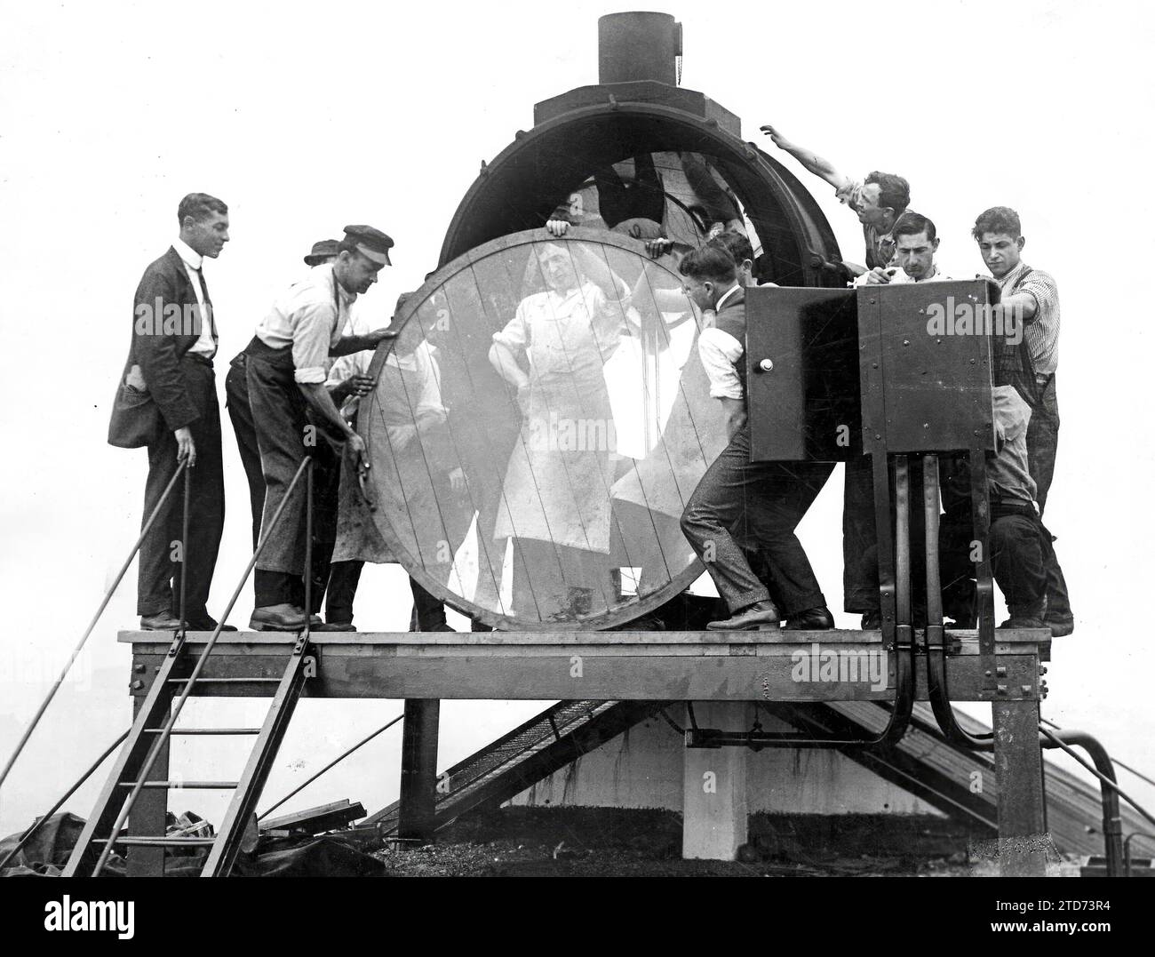10/01/1916. The largest electric projector in the world. Sperry