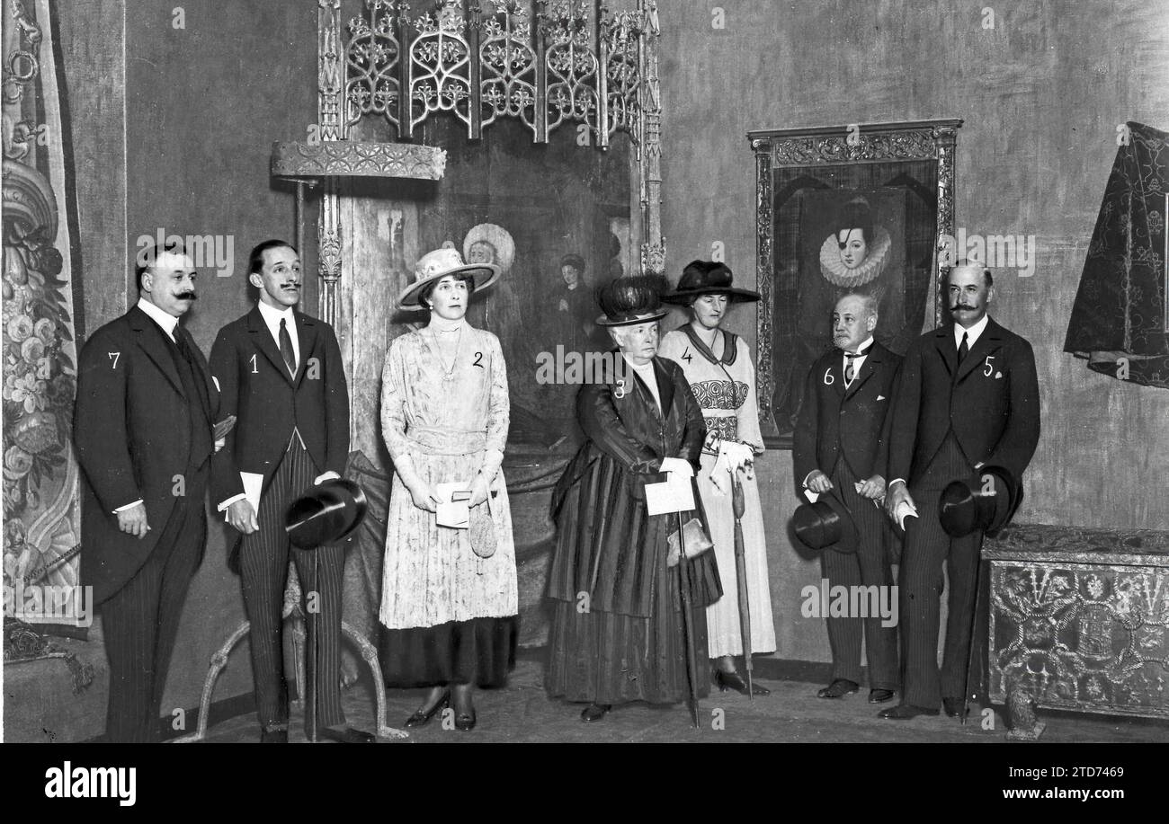 05/22/1918. In the exhibition of Portraits of Spanish Women. Ss.Mm. the Kings (1 and 2), with Ss.Aa. the Infantes Doña Isabel (3), Doña María Luisa (4), D. Carlos (5), the distinguished Artist, Mr. Moreno Carbonero (6) and the organizer and illustrious critic Mr Beruete (7). Credit: Album / Archivo ABC / Ramón Alba Stock Photo
