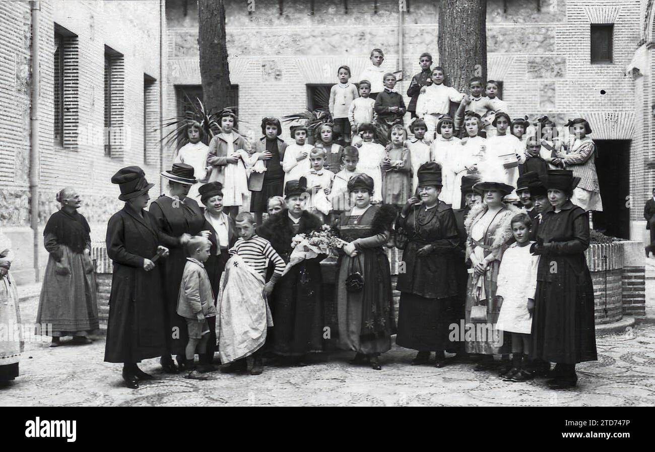 04/30/1918. In the Madrid city hall. The Ladies of the women's committee of popular hygiene with the Children of the Children's Colony Awarded in the XXXIII contest. Credit: Album / Archivo ABC / Julio Duque Stock Photo