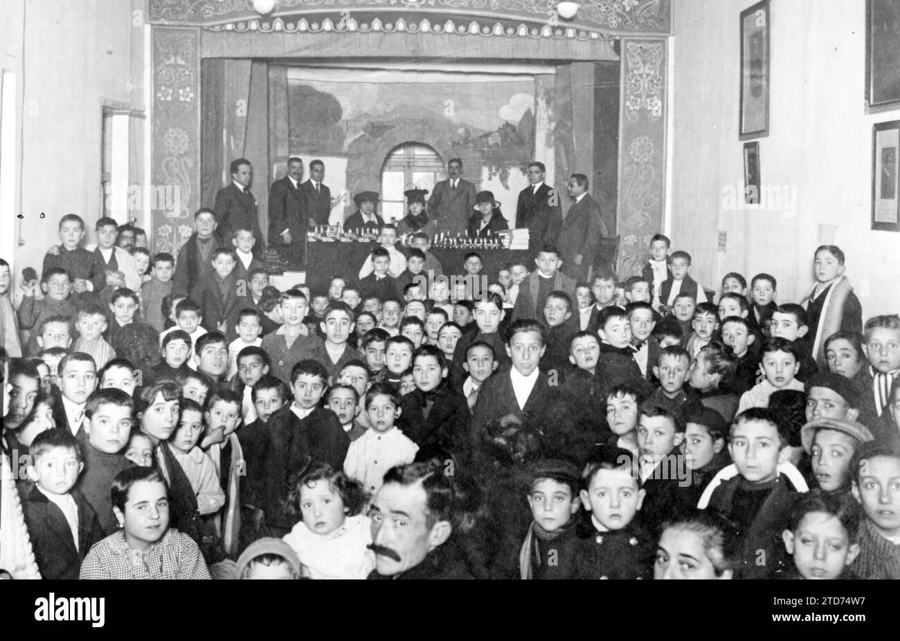 01/03/1919. In the Maurist center of the Inclusa district. Appearance of the Assembly Hall during the distribution of Toys Verified yesterday afternoon. Credit: Album / Archivo ABC / Ramón Alba Stock Photo