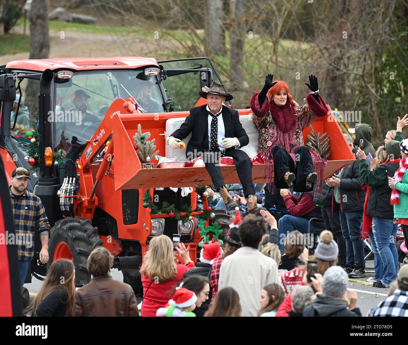 Grand marshals, Wynonna Judd and husband Cactus Moser arrived on a