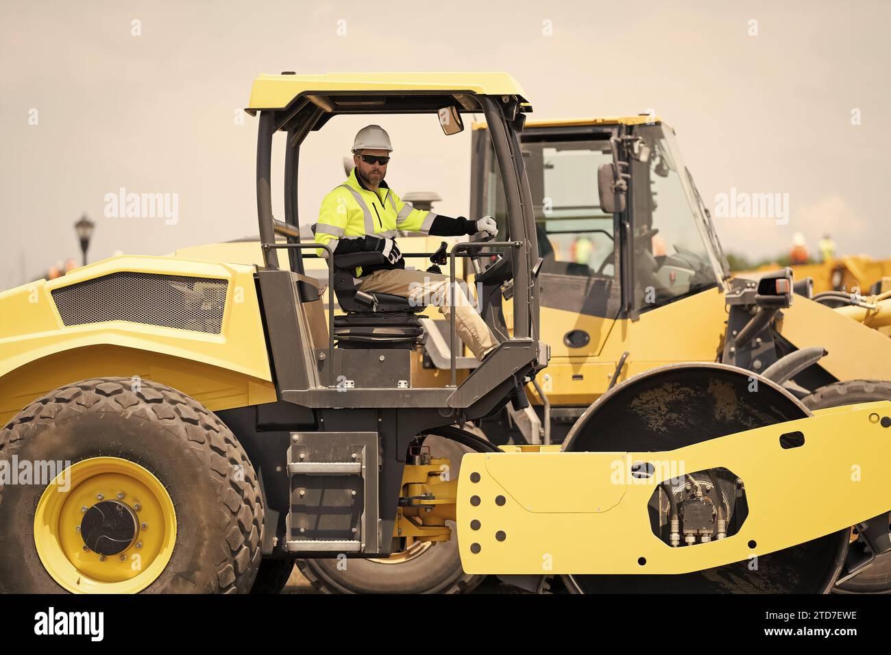 Busy building site with machines hi-res stock photography and images ...