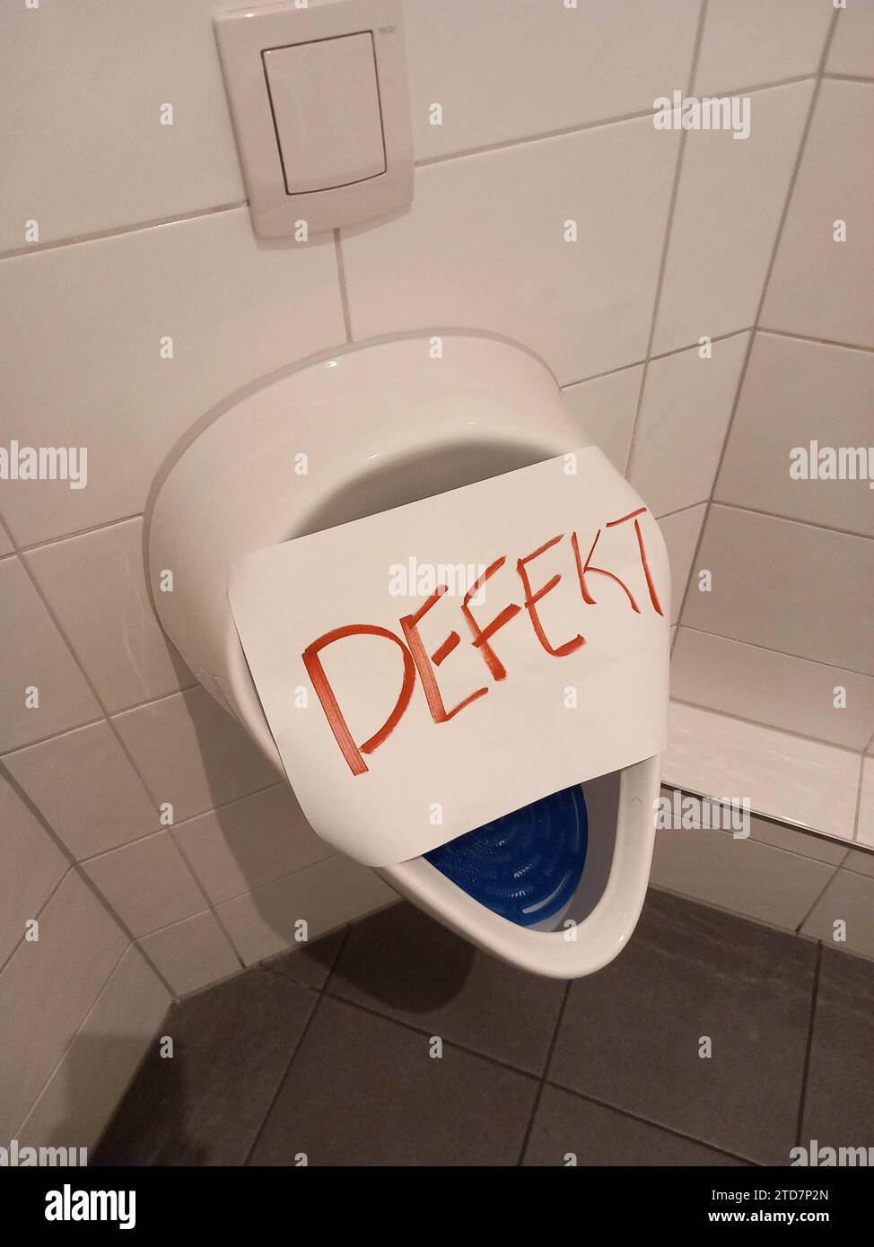 defektes toilettenbecken für herren defektes toilettenbecken für herren