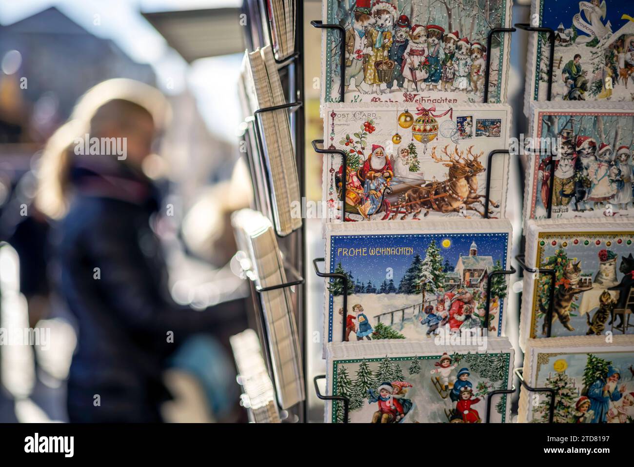 Weihnachtskarten in einem Kartenständer. // 08.12.2023 Stuttgart