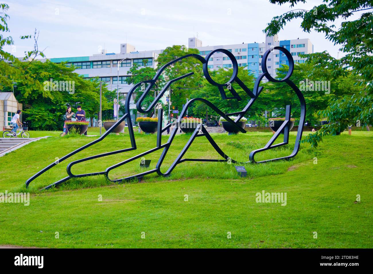 Seoul, South Korea - June 3, 2023: The eye-catching wire sculpture 'Untitled (2 People)' sprawls across the green lawns of Hangang Art Park in Yeouido Stock Photo