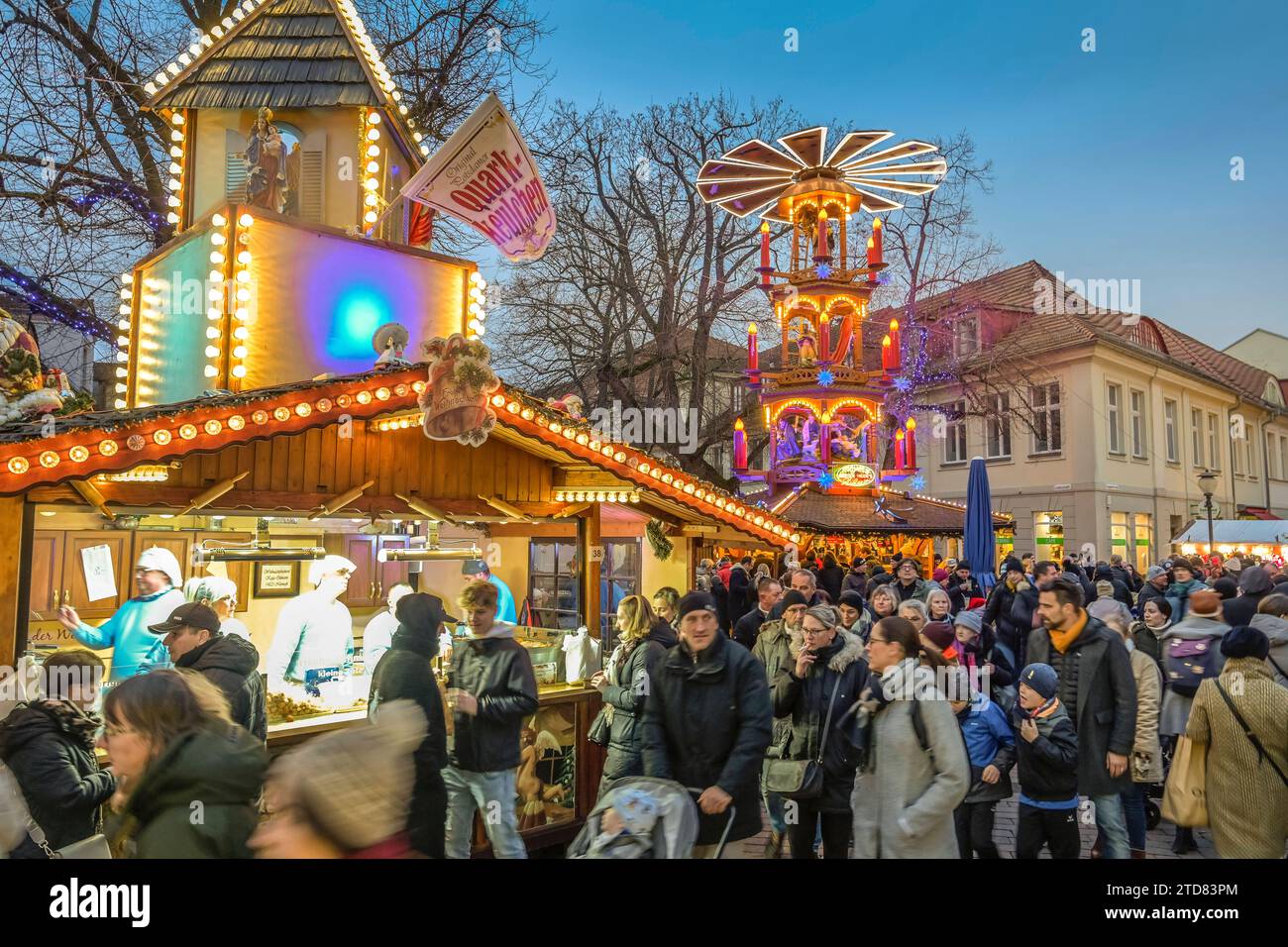 Weihnachtsmarkt Blauer Lichterglanz, Brandenburger Straße, Potsdam, Brandenburg, Deutschland *** Christmas market Blauer Lichterglanz, Brandenburger Straße, Potsdam, Brandenburg, Germany Stock Photo