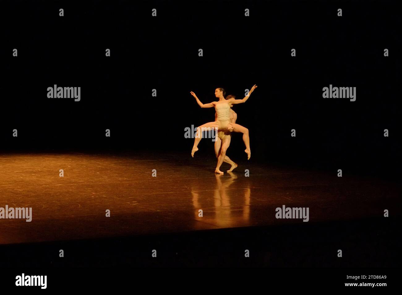 Two dancers spot lit - The Australian Ballet PETITE MORT Dance production/Choreography Jiří Kylián - Preview at the Sydney Opera House (2014) Stock Photo
