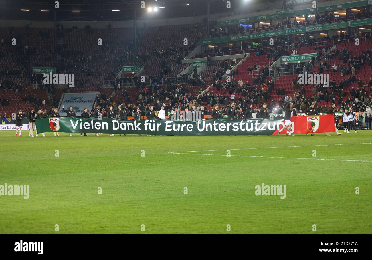 Die Spieler bedanken sich mit einem Transparent bei den Fans Vielen Dank für Eure Unterstützung; FC Augsburg vs. Borussia Dortmund, 15. Spieltag; DFL REGULATIONS PROHIBIT ANY USE OF PHOTOGRAPHS AS IMAGE SEQUENCES AND/OR QUASI-VIDEO. Stock Photo