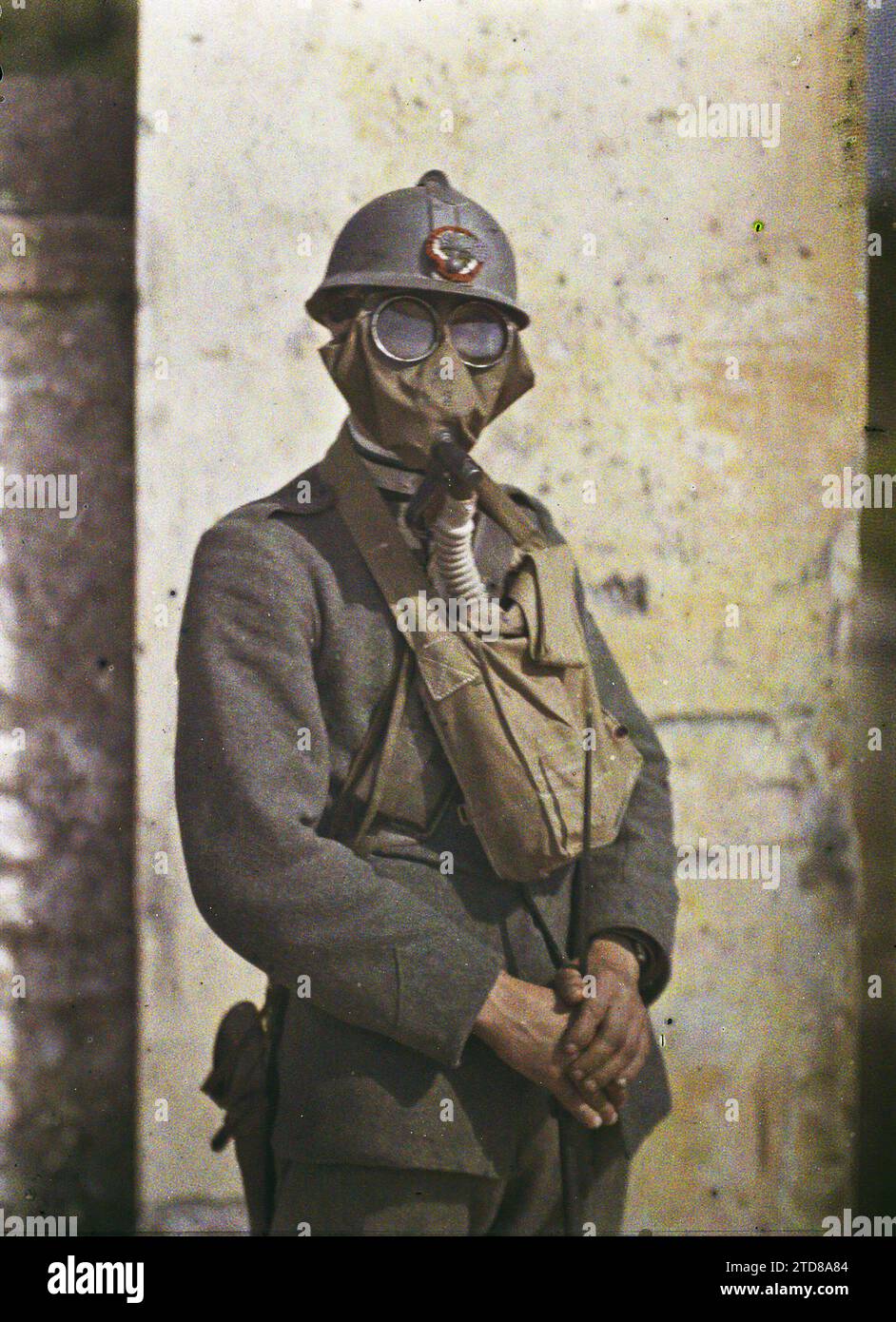 Between Castelfranco and Asolo, Italy Italian Carabinier with his mask, Clothing, HD, Human Beings, First World War, Society, Military Uniform, Mask, exists in high definition, Portrait, Back, Man, Army, Italy, Italian Carabinier with his mask, Castelfranco, Asolo, 10/06/1918 - 10/06/1918, Cuville, Fernand, 1918 - Italy - Fernand Cuville - (March-August), Autochrome, photo, Glass, Autochrome, photo, Positive, Vertical, Size 9 x 12 cm Stock Photo