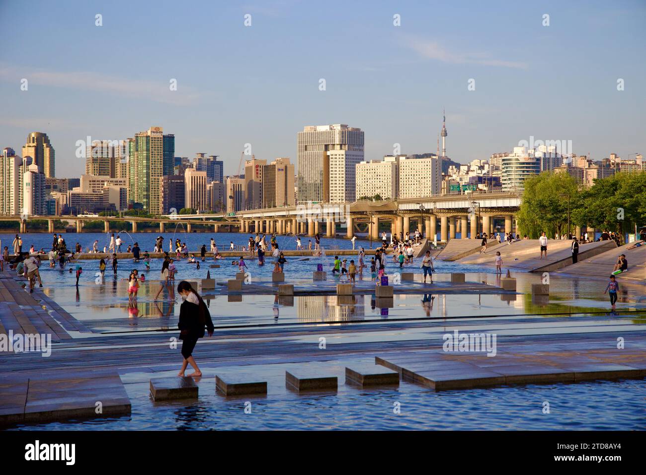 Seoul, South Korea - June 3, 2023: The enchanting Waterlight Square Fountain at Yeouido Hangang Park captivates visitors with its harmonious blend of Stock Photo