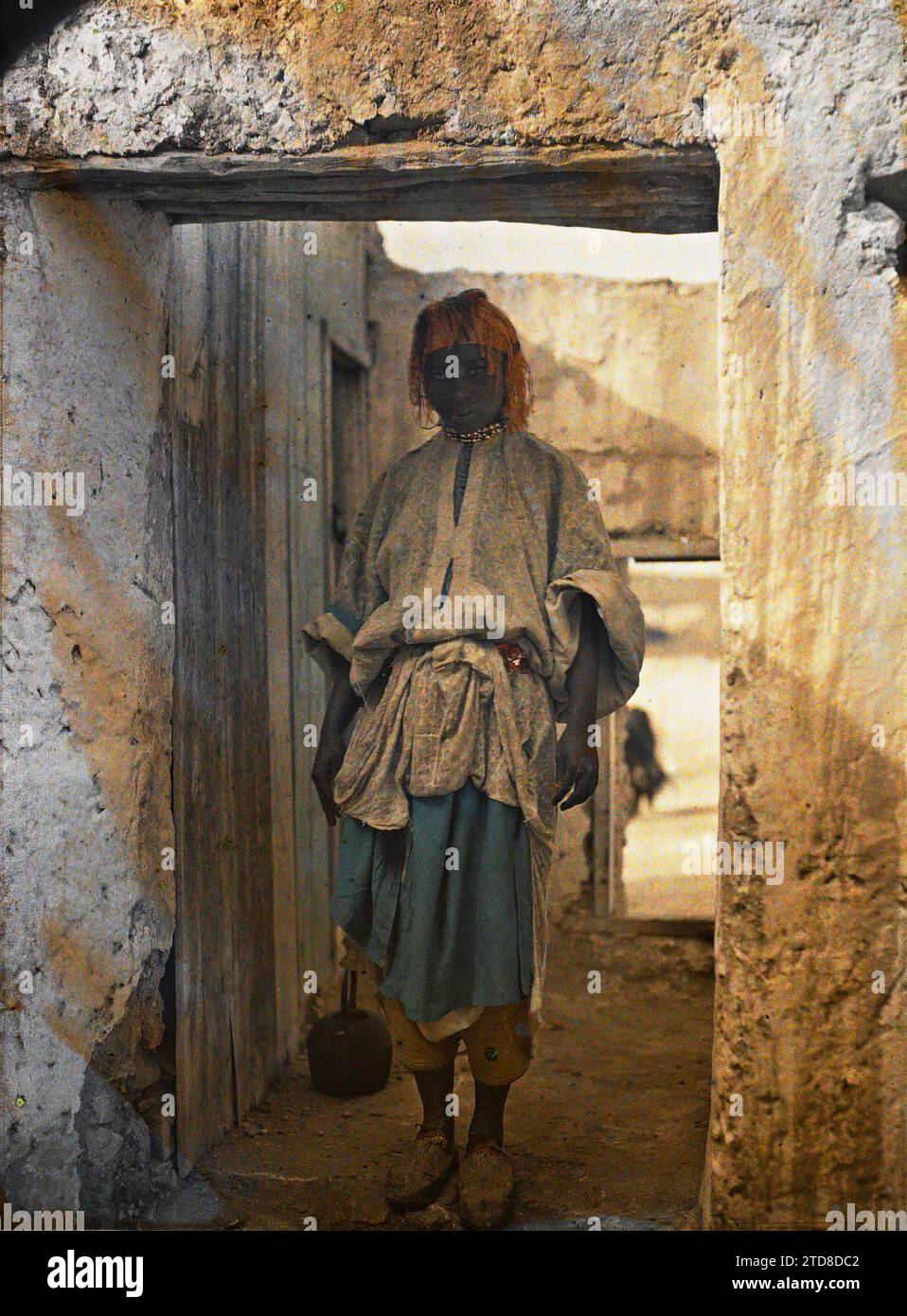Settat, Morocco Sudanese Slave, Human Beings, Clothing, Daily Life, Woman, Costume, Portrait, Accessory, Domestic Object, Slave, Hairstyle, Headgear, Morocco, Settat, Sudanese Slave, Settat, 01/12/1912 - 31/12/1912, Passet, Stéphane, photographer, 1912-1913 - Maroc - Stéphane Passet - (December-January), Autochrome, photo, Glass, Autochrome, photo, Positive, Horizontal, Size 9 x 12 cm Stock Photo