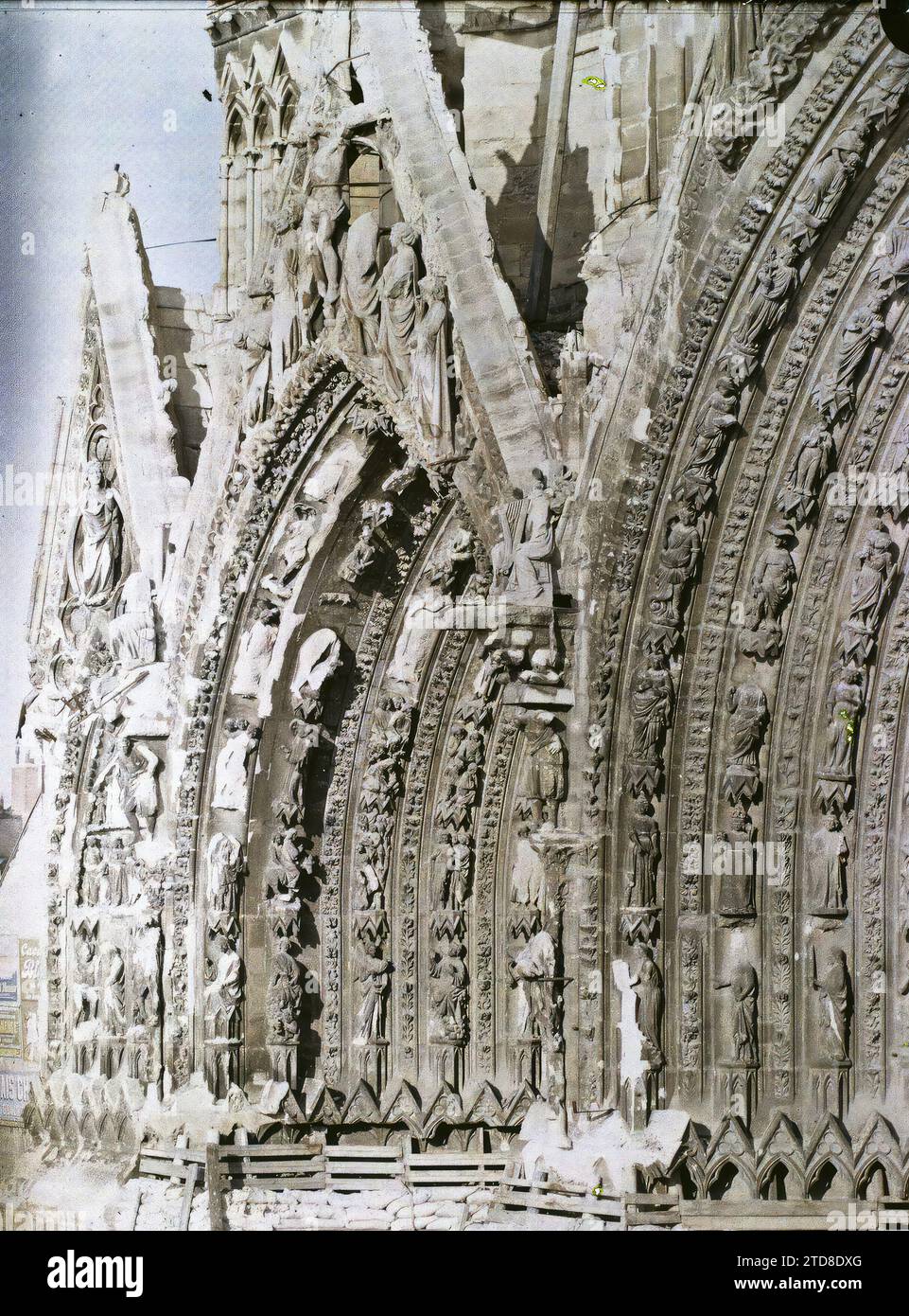 Reims, Marne, Champagne, France Detail of the gable and tympanum of the left portal of the cathedral, First World War, Economic activity, Religion, Art, Housing, Architecture, Church, Back-front, Advertising, Christianity, Sculpture, Ruins, Bombardment, Arc, arcade, arch, Sculpted decoration, Anti-bombing protection, Religious architecture, France, Reims, Cathedral, left porch, Reims, 29/01/1917 - 29/01/1917, Castelnau, Paul, 1917 - Marne - Fernand Cuville (Photographic section of the army), Autochrome, photo, Glass, Autochrome, photo, Positive, Vertical, Size 9 x 12 cm Stock Photo