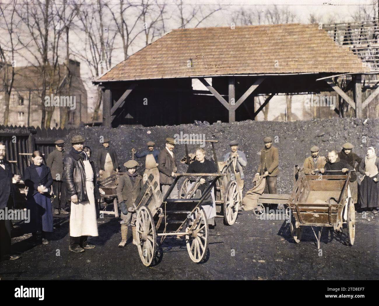 Reims, Marne, Champagne, France Coal distribution, Transport, First World War, Hand transport, Cart, Rear, Shortages, rationing, France, Reims, Coal distribution, Reims, 28/03/1917 - 28/03/1917, Castelnau, Paul, 1917 - Marne - Fernand Cuville (Photographic section of the army), Autochrome, photo, Glass, Autochrome, photo, Positive, Horizontal, Size 9 x 12 cm Stock Photo