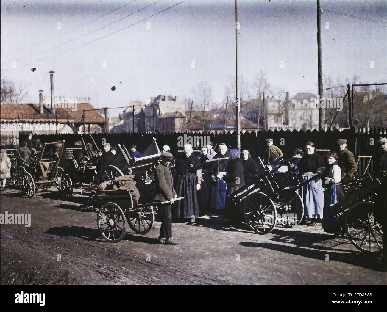 Reims, Marne, Champagne, France Coal distribution, Transport, First World War, Hand transport, Cart, Rear, Shortages, rationing, France, Reims, Coal distribution, Reims, 28/03/1917 - 28/03/1917, Castelnau, Paul, 1917 - Marne - Fernand Cuville (Photographic section of the army), Autochrome, photo, Glass, Autochrome, photo, Positive, Horizontal, Size 9 x 12 cm Stock Photo