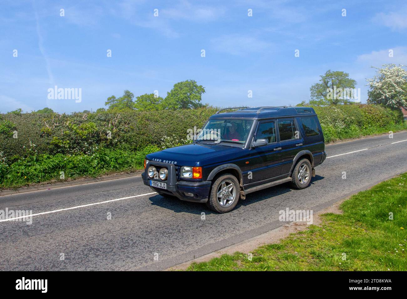 2001 Blue Land Rover Discovery Td5 Es Auto Td5 138 Auto Car Hardtop Diesel 2495 cc. Vintage  expedition leisure, British off-road 4x4, rugged off-road all-terrain overland rally adventure vehicle, LandRover Discovery Turbo Diesel UK Stock Photo