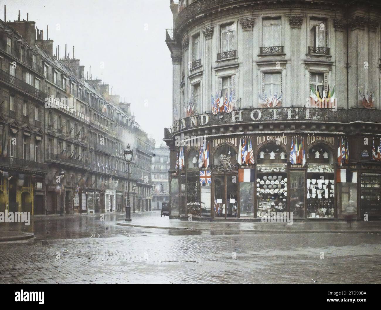 Paris (9th arr.), France The Old England store decked out for the Victory celebrations at the corner of rue Scribe and boulevard des Capucines, Economic activity, Festival, First World War, Housing, Architecture, Boutique, store, Political celebration, Commemoration, Street, District, Post-war, Flag, France, Paris, Boulevard des Capucines, a store adorned with flags for Victory Day, Grande-Bretagne [en relation avec la], Arrondissement IX, 30/06/1919 - 30/06/1919, Cuville, Fernand, Autochrome, photo, Glass, Autochrome, photo, Positive, Horizontal, Size 9 x 12 cm Stock Photo