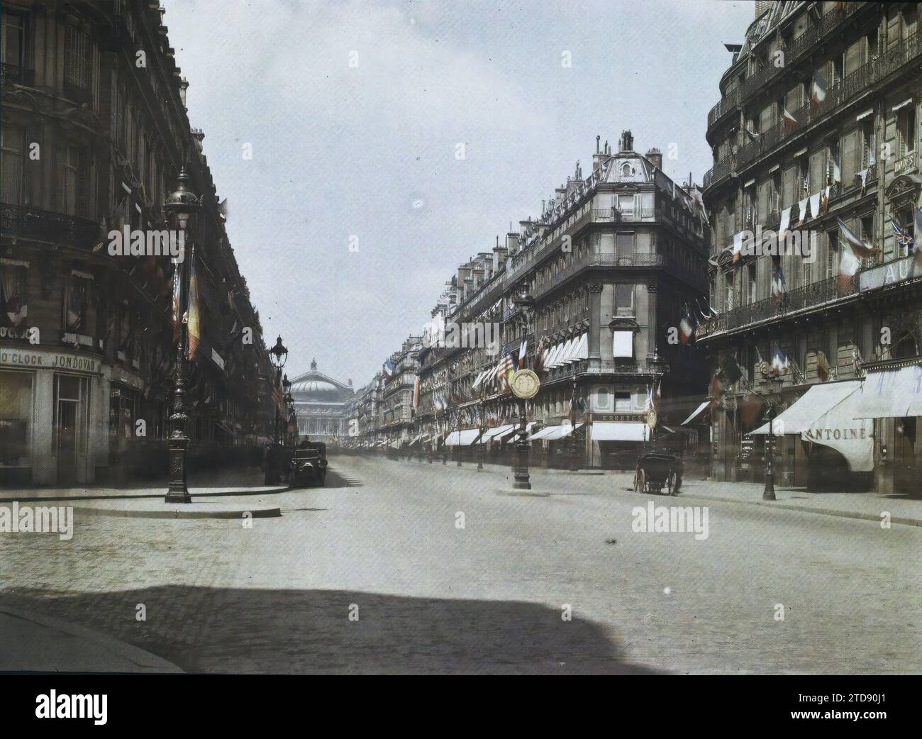 Paris (1st-2nd-9th arr.), France Avenue de l'Opéra the day after the Victory celebrations of July 13 and 14, 1919, Festival, Transport, First World War, Street lamp, street lamp, Political festival, Automobile transport, Car, Commemoration, Post-war, Flag, Opera, France, Paris, Avenue de l'Opéra, Paris, 17/07/1919 - 17/07/1919, Cuville, Fernand, Autochrome, photo, Glass, Autochrome, photo, Positive, Horizontal, Size 9 x 12 cm Stock Photo