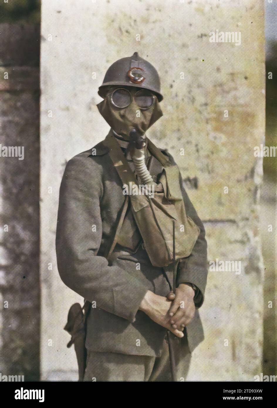 Between Castelfranco and Asolo, Italy Italian Carabinier with his mask, Clothing, Human Beings, First World War, Society, Military Uniform, Mask, Portrait, Back, Man, Army, Italy, Italian Carabinier with his mask, Castelfranco, Asolo, 10/06/1918 - 10/06/1918, Cuville, Fernand, 1918 - Italy - Fernand Cuville - (March-August), Autochrome, photo, Glass, Autochrome, photo, Positive, Vertical, Size 9 x 12 cm Stock Photo