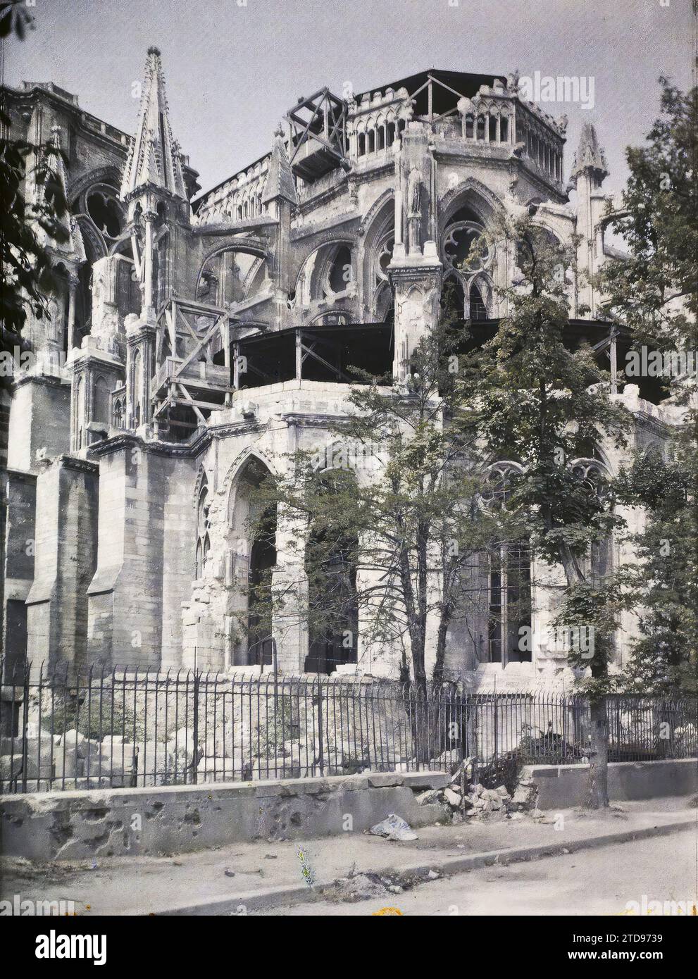 Reims, Marne, Champagne, France, Habitat, Architecture, First World War, Art, Church, Scaffolding, shoring, Works, Ruins, Reconstructions, Middle Ages, Post-war, Religious architecture, France, Reims, The Apside Cathedral, Reims, 25/08/1920 - 25/08/1920, Léon, Auguste, photographer, 1920 - Reims - Auguste Léon - (25-27 August), Autochrome, photo, Glass, Autochrome, photo, Positive Stock Photo
