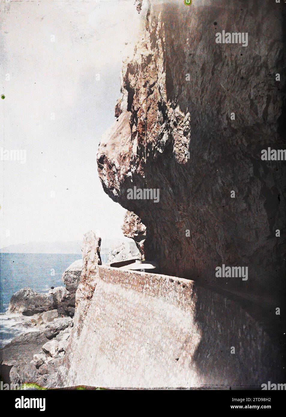 Surroundings of Bougie, Algeria Corniche road, Nature, Environment, Habitat, Architecture, Landscape, Sea, ocean, Road, Civil engineering, Cliff, Bougie, Corniche road, Bougie, 01/01/1911 - 31/12/1911, 01/01/1910 - 31/12/1910, 01/01/1909 - 31/12/1909, Gervais-Courtellemont, Jules, 1909 ou 1910 - Algérie, Tunisie - Jules Gervais-Courtellemont et Souvieux, Autochrome, photo, Glass, Autochrome, photo, Vertical, Size 9 x 12 cm Stock Photo