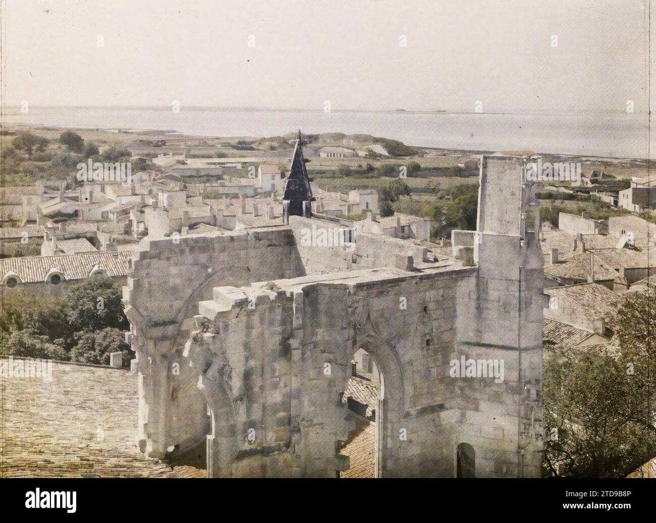 Saint-Martin-de-Ré, Ile-de-Ré, France Remains of the southern transept of the transept of the Saint-Martin church, Nature, Environment, Habitat, Architecture, Art, Landscape, Island, Sea, ocean, Archaeological remains, Bell tower, Middle Ages, Panorama of urban area, Religious architecture, France, Ars-en-Ré, Panorama in the direction of Loix, Saint-Martin-de-Ré, 01/08/1920 - 31/08/1920, Cuville, Fernand, 1920-1921 - Charente, Gironde, Basse-Pyrénées, Hautes Pyrénées - Fernand Cuville, Autochrome, photo, Glass, Autochrome, photo, Positive, Horizontal, Size 9 x 12 cm Stock Photo