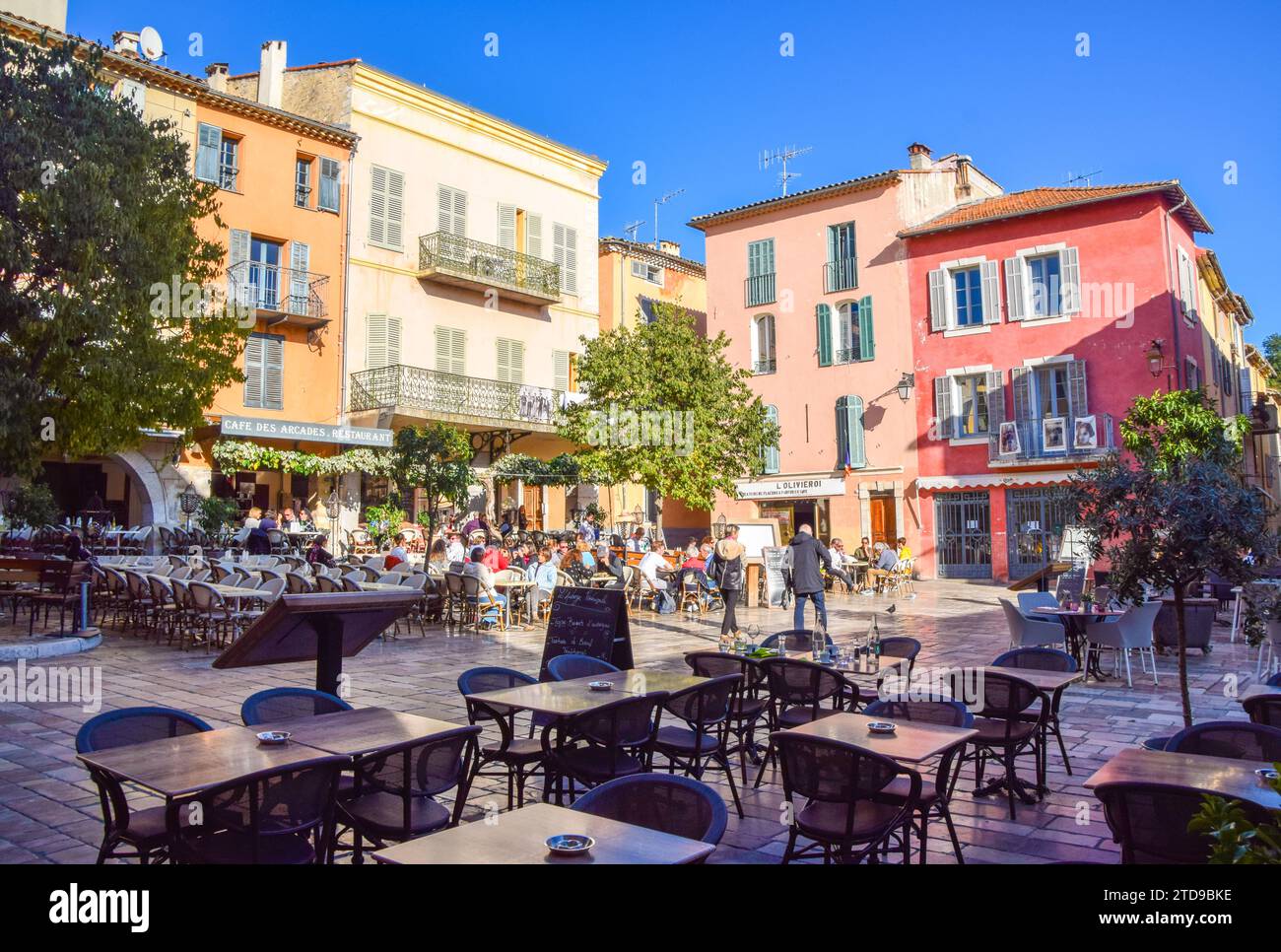 Valbonne, France. 6th November 2019. Place des Arcades town square in Valbonne Village, daytime view. Credit: Vuk Valcic/Alamy Stock Photo