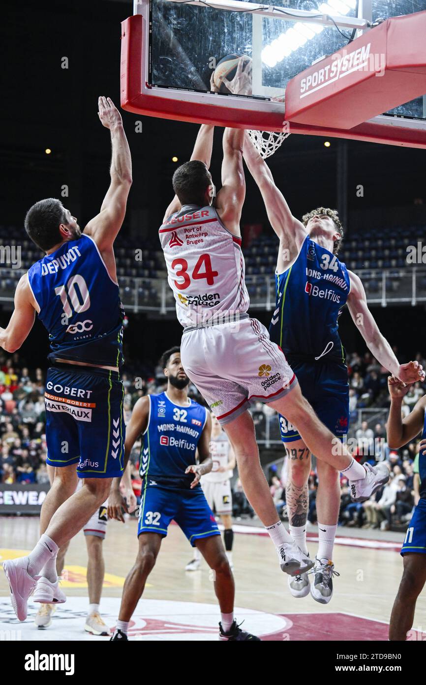 Antwerp, Belgium. 17th Dec, 2023. Antwerp's Jackson Rocky Kreuser dunks