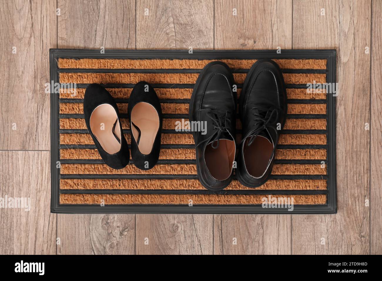 Door mat shoes at front entrance hi-res stock photography and images - Alamy