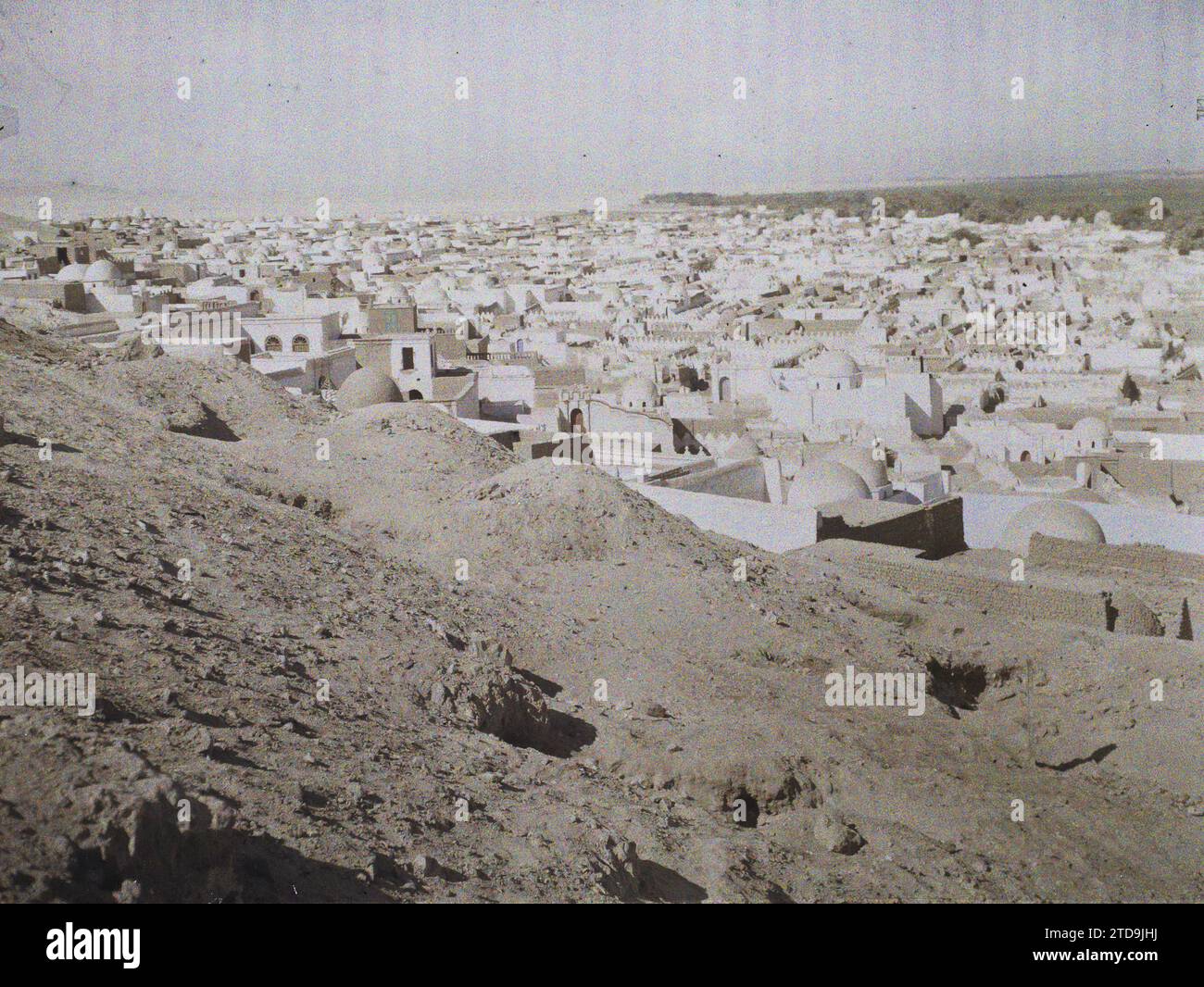 Assiut, Egypt, Africa Panorama of the village cemetery, Habitat, Architecture, Religion, Tomb, Cemetery, Funerary architecture, Islam, Panorama of urban area, Egypt, Assiut, Another view of the necropolis, Assiout, 01/02/1914 - 01/02/1914, Léon, Auguste, photographer, 1914 - Egypte - Auguste Léon - (January-February), Autochrome, photo, Glass, Autochrome, photo, Positive, Horizontal, Size 9 x 12 cm Stock Photo