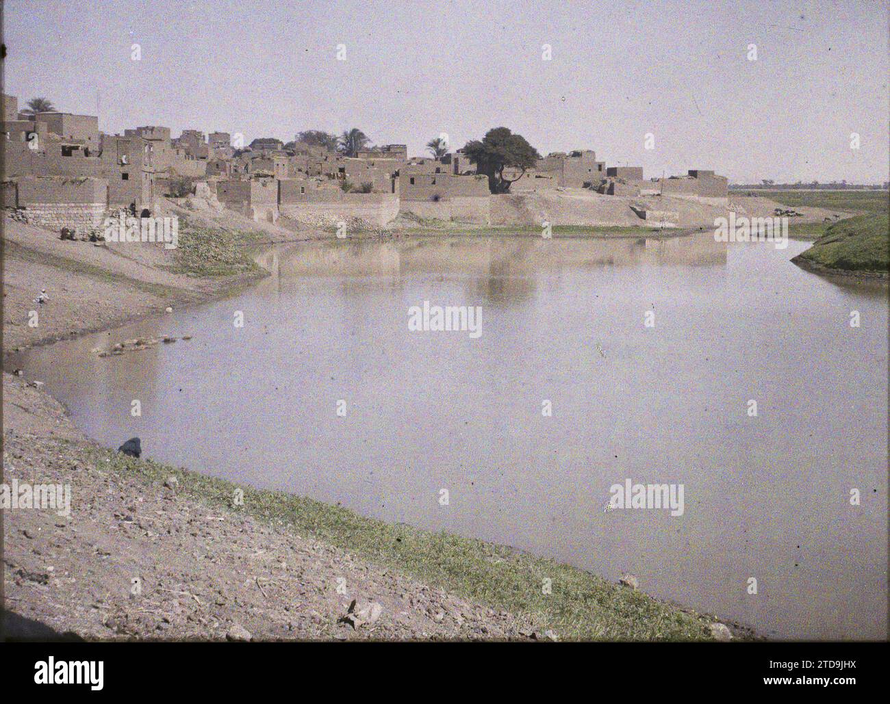 Assiut, Egypt, Africa The banks of the Ibrahimiya canal near the village, Housing, Architecture, Canal, Irrigation, Civil engineering, Rural architecture, Hydraulic installation, Panorama of agglomeration, Egypt, Assiout, Part of Assiout at the edge of the canal, Assiout, 01/02/1914 - 01/02/1914, Léon, Auguste, photographer, 1914 - Egypte - Auguste Léon - (January-February), Autochrome, photo, Glass, Autochrome, photo, Positive Stock Photo