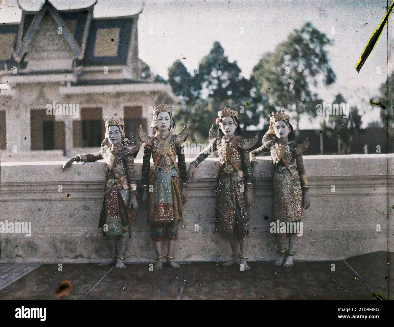 Royal Palace, Phnom Penh, Cambodia, Indochina Four dancers from the royal ballet in costume of young princes (aged under 17), Art, Clothing, Human beings, Housing, Architecture, Dance, Performance costume, Costume, King, Queen, Makeup, Carpet, wall hanging, Child, Group portrait, Jewelry, Palace, Castle, Indochina, Group of actors, Phnom Penh, 01/01/1921 - 31/12/1921, Busy, Léon, Léon Busy photographer en Indochine, Autochrome, photo, Glass, Autochrome, photo, Positive, Horizontal, Size 9 x 12 cm Stock Photo