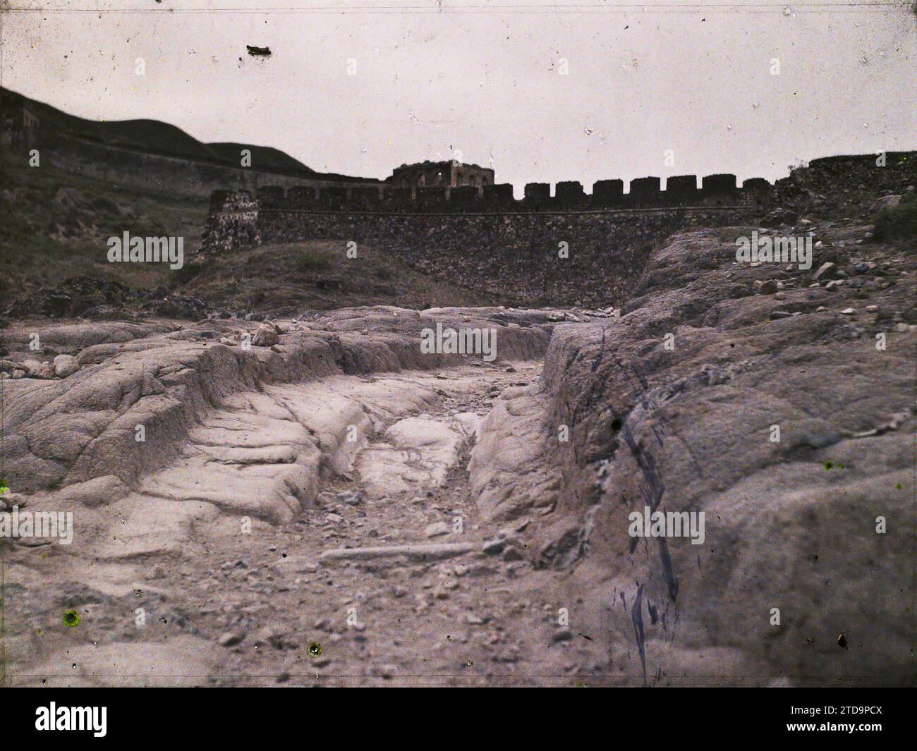 Badaling, China Great Wall, Habitat, Architecture, Mount, mountain, Border, Fortified architecture, Fortifications, Rampart, Nankou, The Mongolian road at the entrance to the pass, Badaling, 02/06/1913 - 02/06/1913, Passet, Stéphane, photographer, 1913 - Chine - Stéphane Passet, Autochrome, photo, Glass, Autochrome, photo, Positive, Horizontal, Size 9 x 12 cm Stock Photo