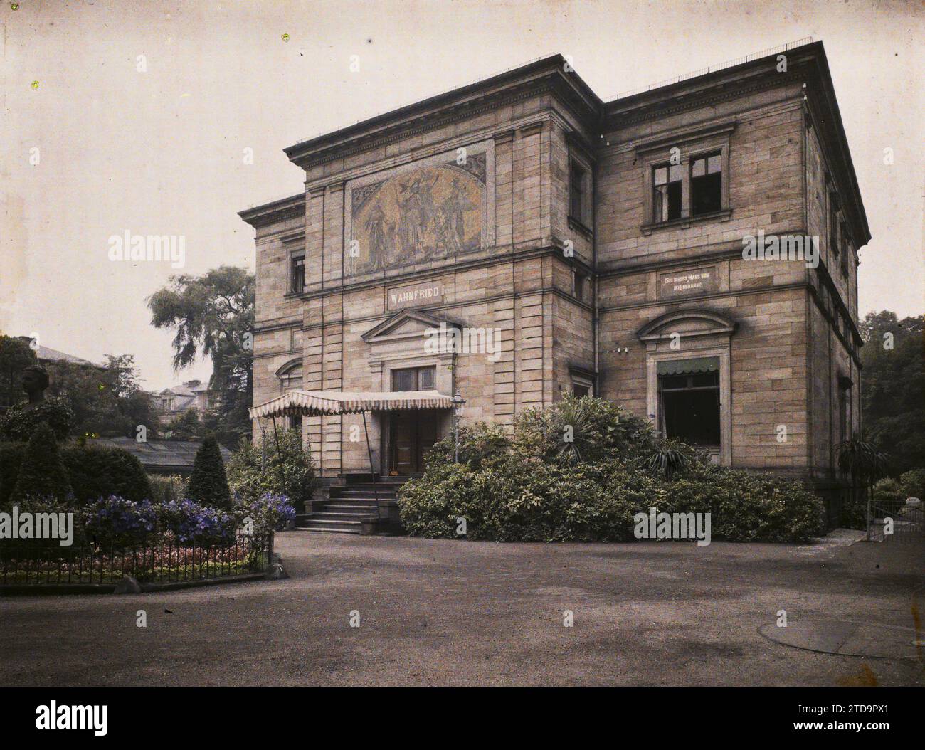 Bayreuth, Bavaria, Germany, Art, Habitat, Architecture, Inscription, information, Personality, Music, Painted decor, Painting, Dwelling, Architectural inscription, Villa, Artistic personality, Pediment, Bavaria, Bayreuth, House of Richard Wagner, Bayreuth, 01/01/1912 - 31/12/1912, Léon, Auguste, photographer, 1912 - Allemagne - Auguste Léon, Autochrome, photo, Glass, Autochrome, photo, Positive Stock Photo
